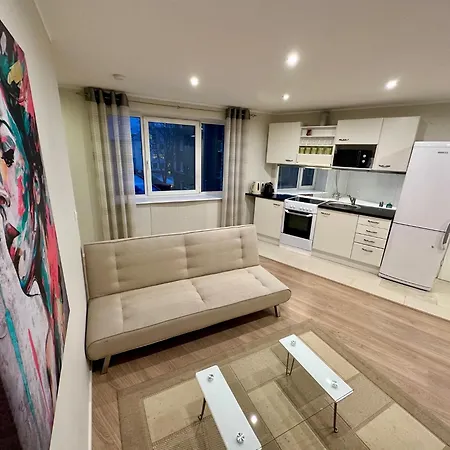Apartment Location With Wide Bath