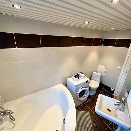 Apartment Location With Wide Bath *